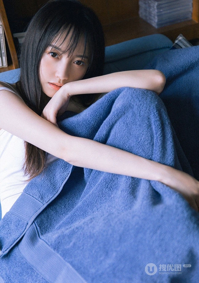 好看的大眼睛清新美丽女人张开腿无遮无挡居家写真图片