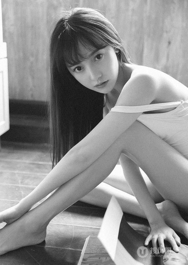 好看的大眼睛清新美丽女人张开腿无遮无挡居家写真图片