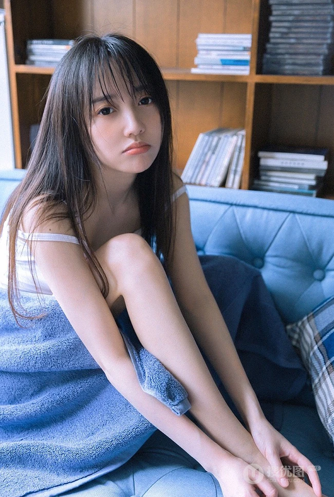 好看的大眼睛清新美丽女人张开腿无遮无挡居家写真图片