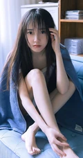 好看的大眼睛清新美丽女人张开腿无遮无挡居家写真图片