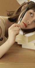 戴棒球帽的短发女生小姐姐穿着好看的背带裤居家悠闲写真图片