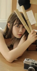 戴棒球帽的短发女生小姐姐穿着好看的背带裤居家悠闲写真图片
