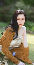 精选魔鬼身材长发气质女生肩带丝裙户外草坪优美写真图片