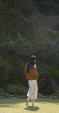 精选魔鬼身材长发气质女生肩带丝裙户外草坪优美写真图片
