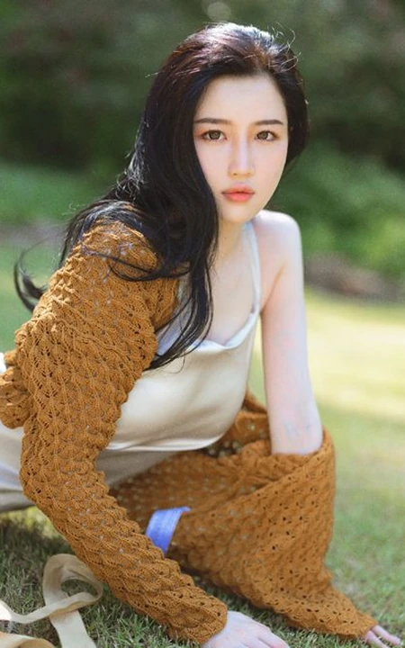 精选魔鬼身材长发气质女生肩带丝裙户外草坪优美写真图片
