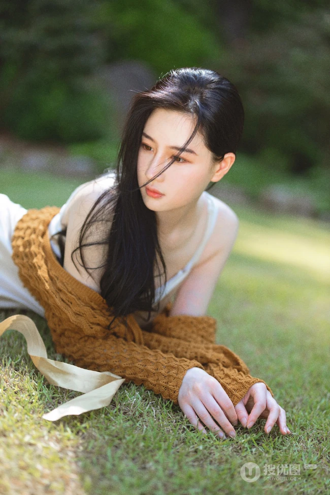 精选魔鬼身材长发气质女生肩带丝裙户外草坪优美写真图片