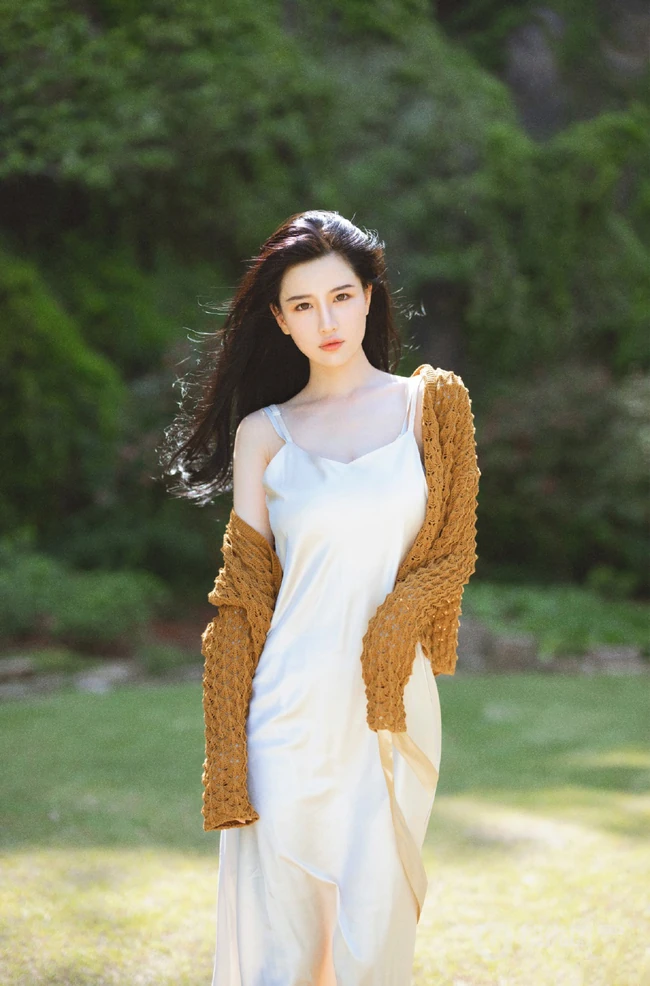 精选魔鬼身材长发气质女生肩带丝裙户外草坪优美写真图片