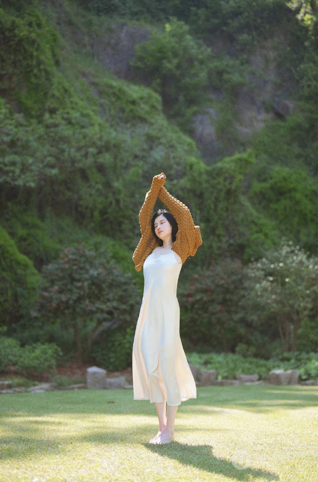 精选魔鬼身材长发气质女生肩带丝裙户外草坪优美写真图片