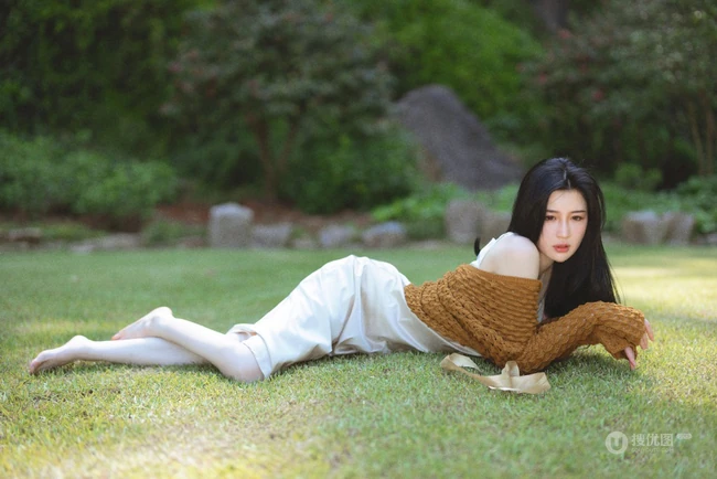 精选魔鬼身材长发气质女生肩带丝裙户外草坪优美写真图片