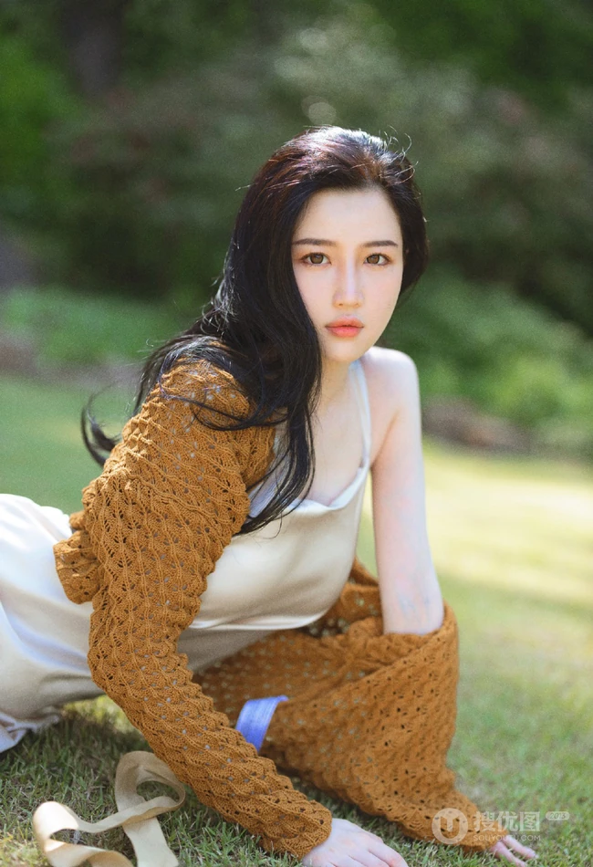 精选魔鬼身材长发气质女生肩带丝裙户外草坪优美写真图片