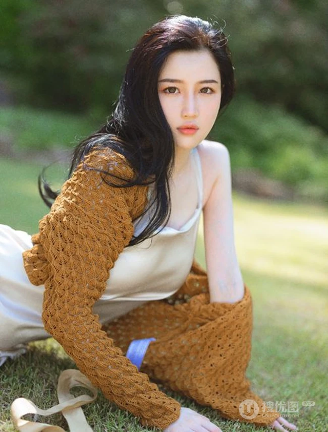 精选魔鬼身材长发气质女生肩带丝裙户外草坪优美写真图片