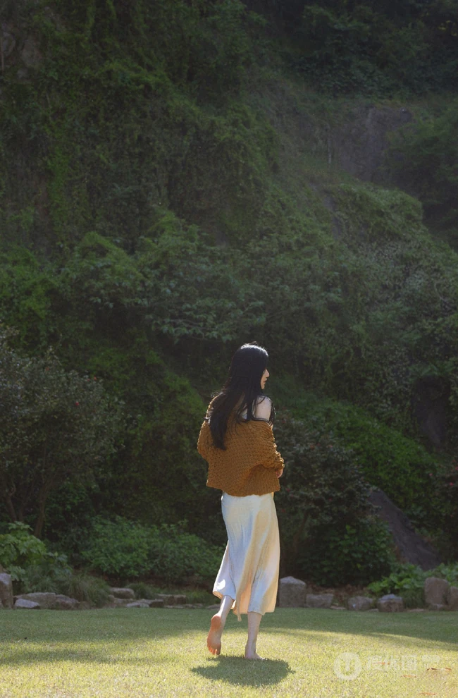 精选魔鬼身材长发气质女生肩带丝裙户外草坪优美写真图片