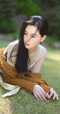 精选魔鬼身材长发气质女生肩带丝裙户外草坪优美写真图片