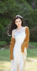 精选魔鬼身材长发气质女生肩带丝裙户外草坪优美写真图片