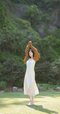 精选魔鬼身材长发气质女生肩带丝裙户外草坪优美写真图片