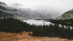 山脉湖水一幅画的风景唯美桌面壁纸