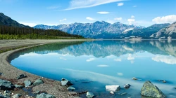 山脉湖水一幅画的风景唯美桌面壁纸
