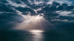 夕阳下的镜湖中的孤舟唯美景色电脑壁纸
