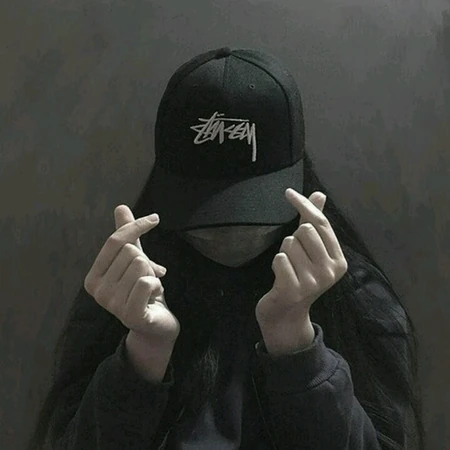 带鸭舌帽的高冷小姐姐头像，潮流嘻哈女生头像图片推荐