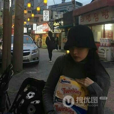 带鸭舌帽的高冷小姐姐头像，潮流嘻哈女生头像图片推荐