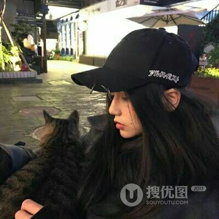 带鸭舌帽的高冷小姐姐头像，潮流嘻哈女生头像图片推荐
