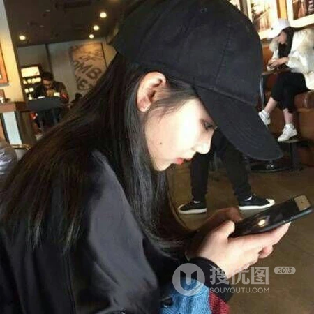 带鸭舌帽的高冷小姐姐头像，潮流嘻哈女生头像图片推荐