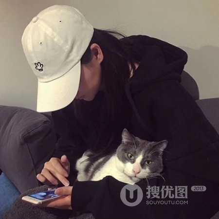 带鸭舌帽的高冷小姐姐头像，潮流嘻哈女生头像图片推荐