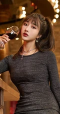 酒吧里的肤白貌美身形匀称气质女生小姐姐紧身包臀裙袜装气质写真