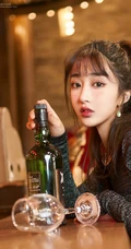 酒吧里的肤白貌美身形匀称气质女生小姐姐紧身包臀裙袜装气质写真