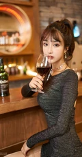 酒吧里的肤白貌美身形匀称气质女生小姐姐紧身包臀裙袜装气质写真