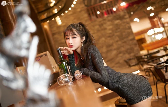 酒吧里的肤白貌美身形匀称气质女生小姐姐紧身包臀裙袜装气质写真