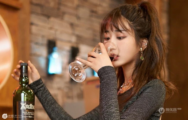 酒吧里的肤白貌美身形匀称气质女生小姐姐紧身包臀裙袜装气质写真