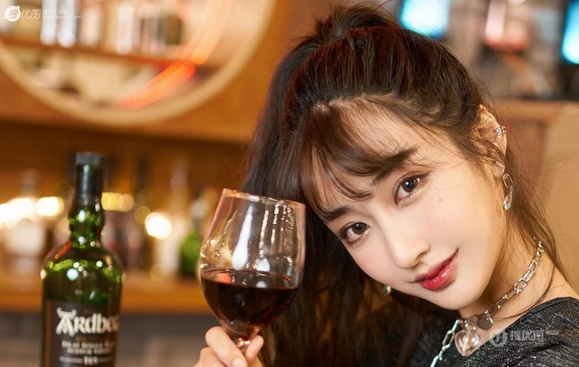 酒吧里的肤白貌美身形匀称气质女生小姐姐紧身包臀裙袜装气质写真