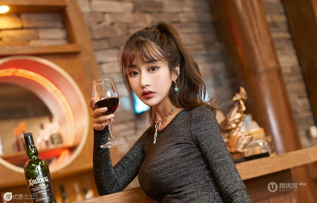 酒吧里的肤白貌美身形匀称气质女生小姐姐紧身包臀裙袜装气质写真