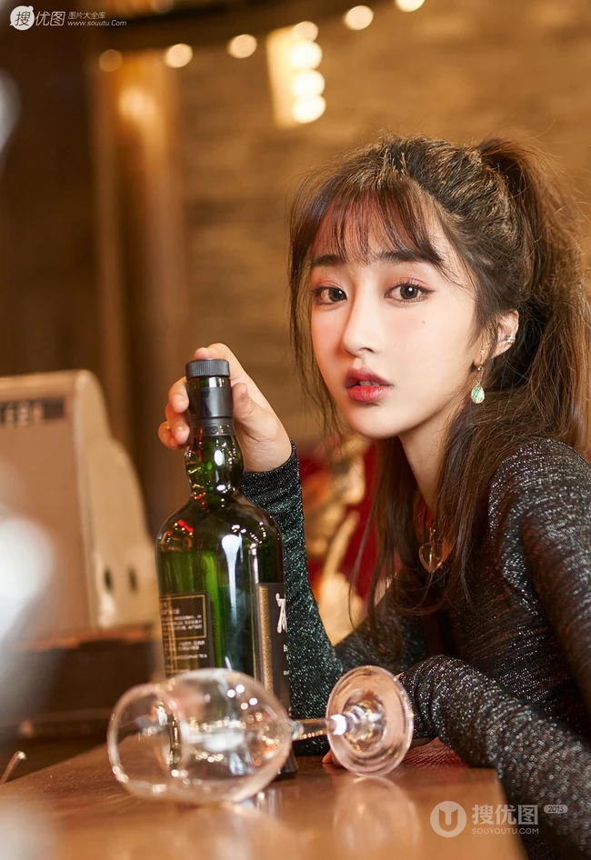 酒吧里的肤白貌美身形匀称气质女生小姐姐紧身包臀裙袜装气质写真