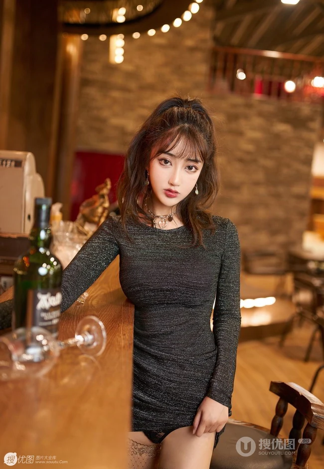 酒吧里的肤白貌美身形匀称气质女生小姐姐紧身包臀裙袜装气质写真