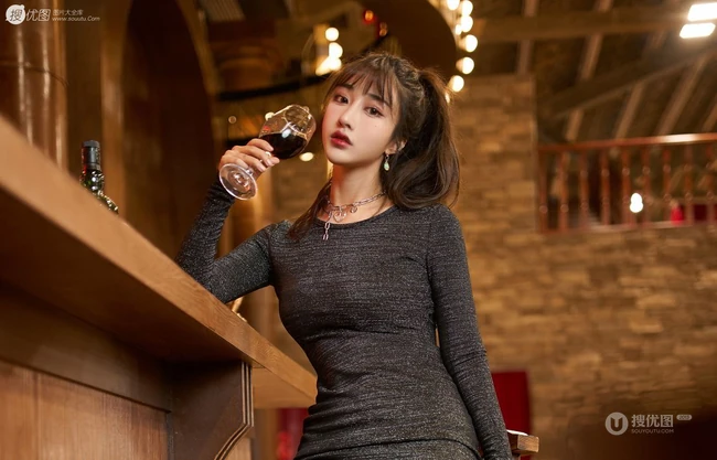 酒吧里的肤白貌美身形匀称气质女生小姐姐紧身包臀裙袜装气质写真
