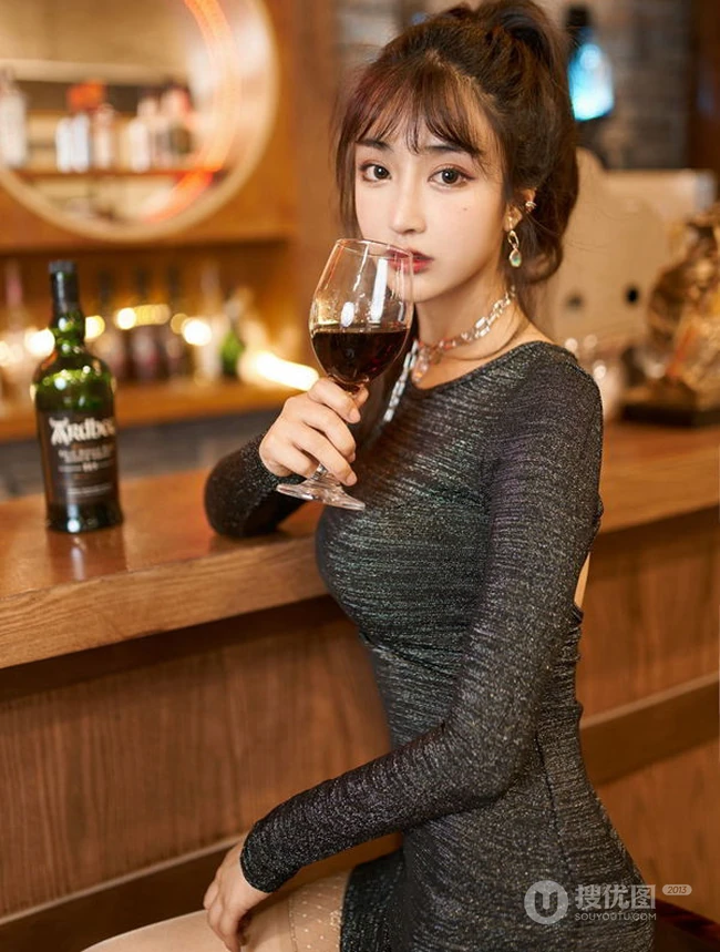 酒吧里的肤白貌美身形匀称气质女生小姐姐紧身包臀裙袜装气质写真