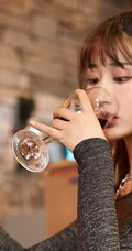 酒吧里的肤白貌美身形匀称气质女生小姐姐紧身包臀裙袜装气质写真