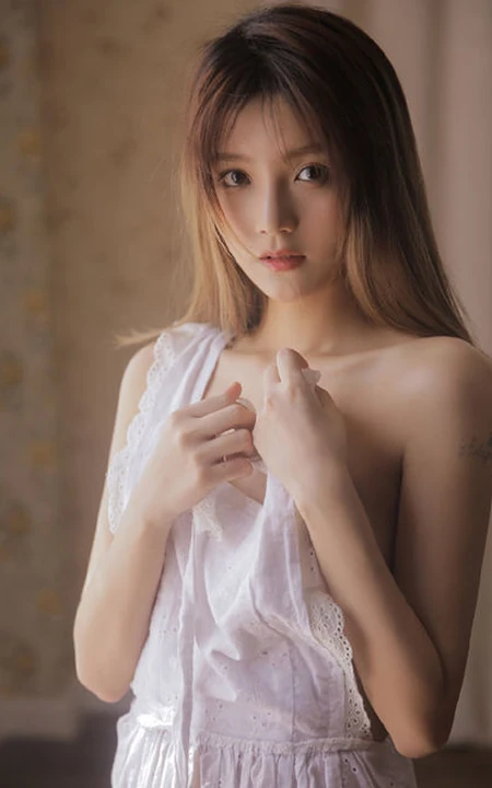 长相甜美却相当气质亮眼的妹子大秀美背居家艺术写真图片