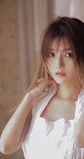 长相甜美却相当气质亮眼的妹子大秀美背居家艺术写真图片