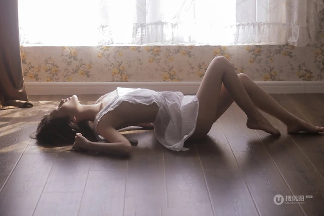 长相甜美却相当气质亮眼的妹子大秀美背居家艺术写真图片