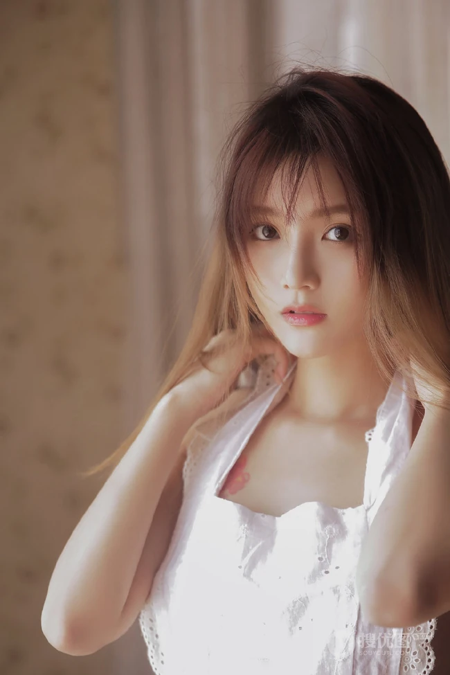 长相甜美却相当气质亮眼的妹子大秀美背居家艺术写真图片