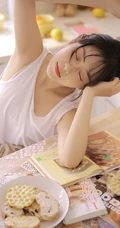 爱美食的甜心女生靓妹白衣短裤厨房忙碌元气满满可爱写真图片