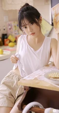 爱美食的甜心女生靓妹白衣短裤厨房忙碌元气满满可爱写真图片