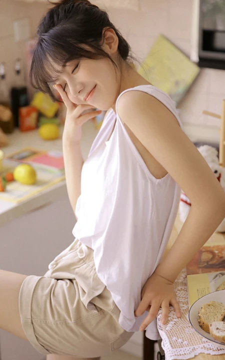爱美食的甜心女生靓妹白衣短裤厨房忙碌元气满满可爱写真图片