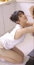 爱美食的甜心女生靓妹白衣短裤厨房忙碌元气满满可爱写真图片