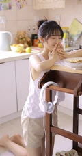 爱美食的甜心女生靓妹白衣短裤厨房忙碌元气满满可爱写真图片
