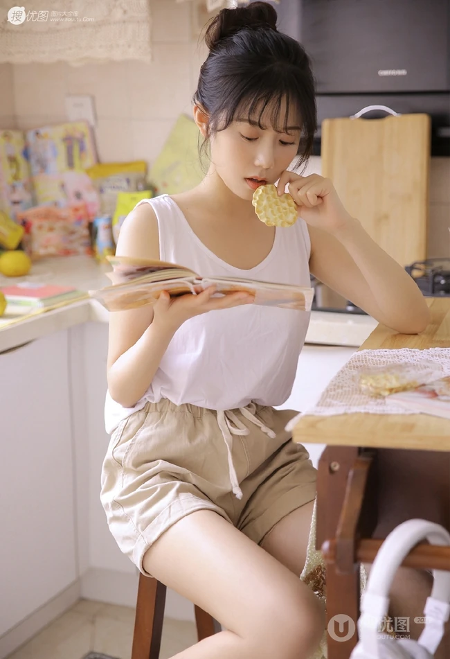 爱美食的甜心女生靓妹白衣短裤厨房忙碌元气满满可爱写真图片