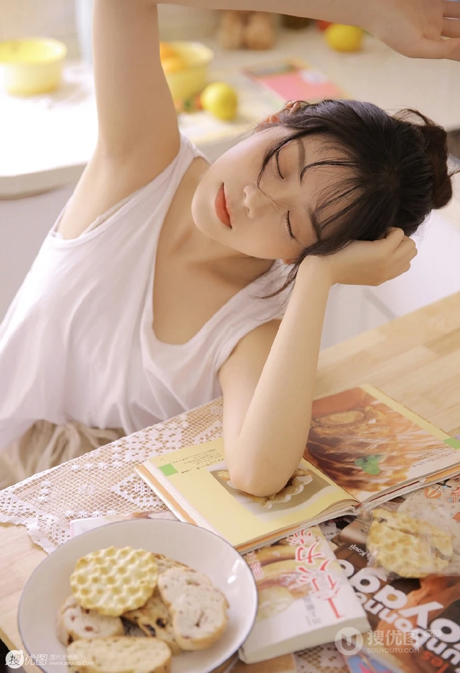 爱美食的甜心女生靓妹白衣短裤厨房忙碌元气满满可爱写真图片